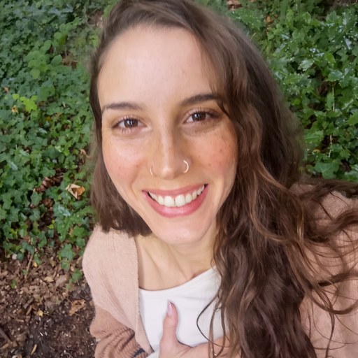 יערה אלייה — הילרית, מלווה נשים בריפוי רגשי ויצירת מערכת יחסים חדשה עם עצמן.